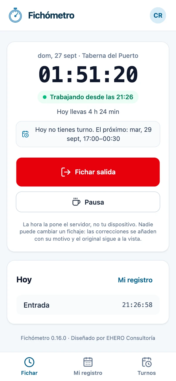 Pantalla de fichar: la hora, «Trabajando desde las 21:26», lo que lleva hoy, el próximo turno, los botones de salida y pausa y los fichajes de hoy